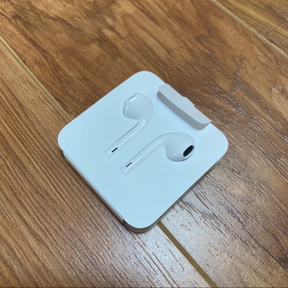 IPhone EarPods Headphones with Lighting Connector